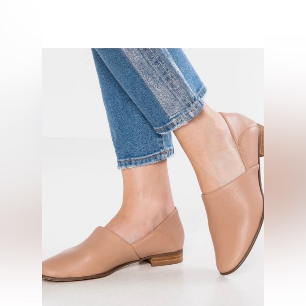 CLARKS NUDE LEATHER LOAFERS size 9 1/2